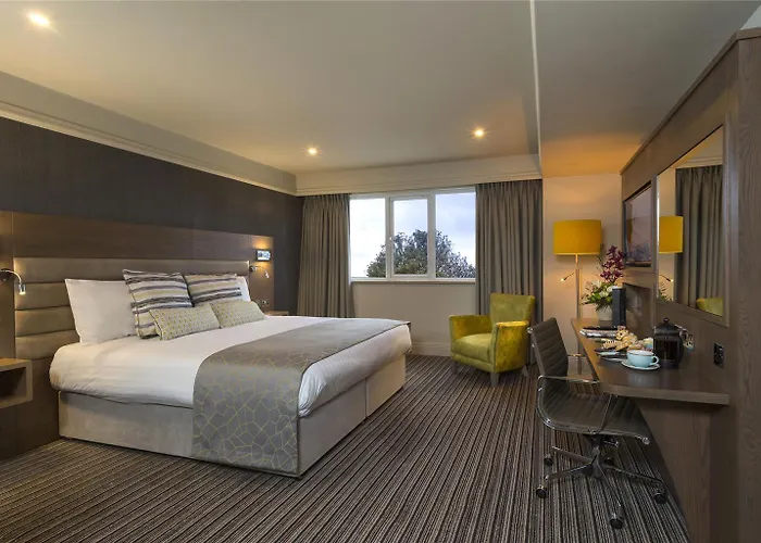 Bonnington & Leisure Centre Hotel 4*