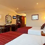 Bonnington & Leisure Centre Hotel 4*