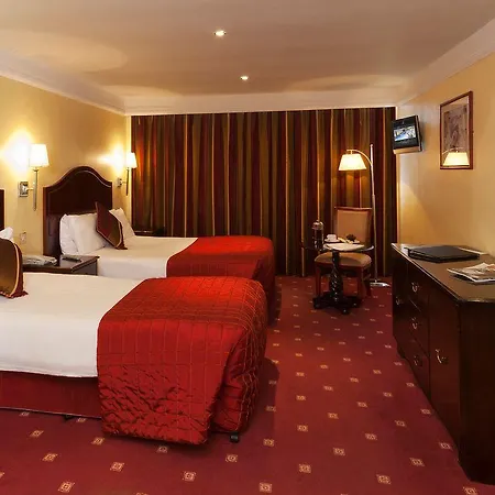 Bonnington & Leisure Centre Otel 4*