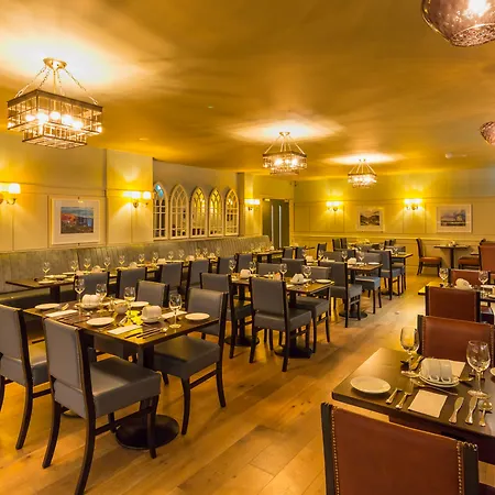 Bonnington & Leisure Centre Hotel 4*