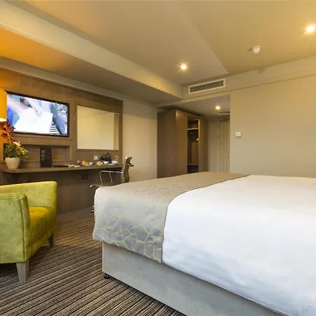 Bonnington & Leisure Centre Hotel 4*